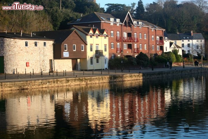 Immagine La marina di Exeter, Inghilterra - Località turistica fra le più rinomate del Regno Unito, Exeter rappresenta una delle mete più frequentate dai ragazzi d'Europa che qui soggiornano per imparare e perfezionare l'inglese. Grazie anche al clima piuttosto mite e ai suoi paesaggi naturali immersi fra colline verdeggianti e le acque del Devon, Exeter è sempre pronta ad accogliere e deliziare i turisti con eventi e manifestazioni per tutti i gusti © jennyt / Shutterstock.com