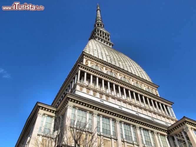 Immagine La grande cupola della Mole Antonelliana di Torino (Piemonte), oggi sede del Museo Nazionale del Cinema. La cupola,di forma allungata con pareti convesse, è sormontata da un "tempietto" raggiungibile mediante un ascensore panoramico interno e da una guglia di ispirazione neogotica. L'altezza complessiva dell'edificio è di 167,5 metri  - © Claudio Divizia / Shutterstock.com