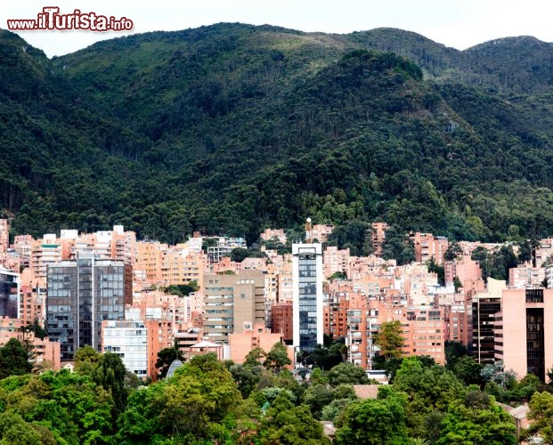 Immagine La parte moderna di Bogotà è detta El Chapinero e si sviluppa a nord de La Candelaria, ovvero il cuore antico della città. La zona è prevalentemente residenziale ma non mancano uffici e grandi centri commerciali - © Andresr / Shutterstock.com