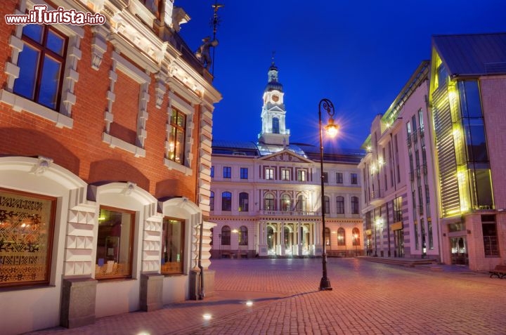 Immagine La piazza del Municipio di Riga. La capitale della Lettonia alla sera offre tutta la magia del suo centro storico, perfettamente conservato che l'UNESCo ha riconosciuto come un Patrimonio Mondila dell'Umanità - © Nikonaft / Shutterstock.com