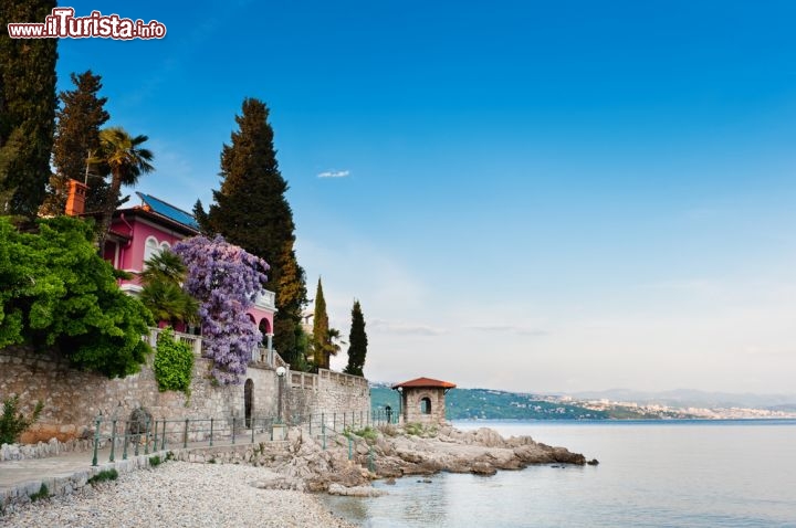 Immagine Il litorale di Opatija (Abbazia) diventa fiabesco dove gli scogli digradano dolcemente verso l'acqua, e i vecchi edifici dei pescatori si fondono con la roccia e si lasciano plasmare dal vento - © Evgeniya Moroz / Shutterstock.com