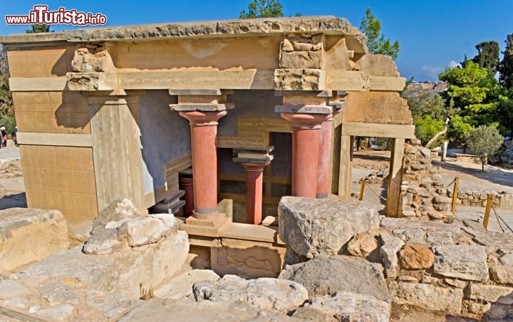 Immagine La porzione più famosa del palazzo di Cnosso, Creta - Colonne e capitelli ancora ben conservati si ergono fra le rovine di questo importante sito archeologico  © eFesenko / Shutterstock.com