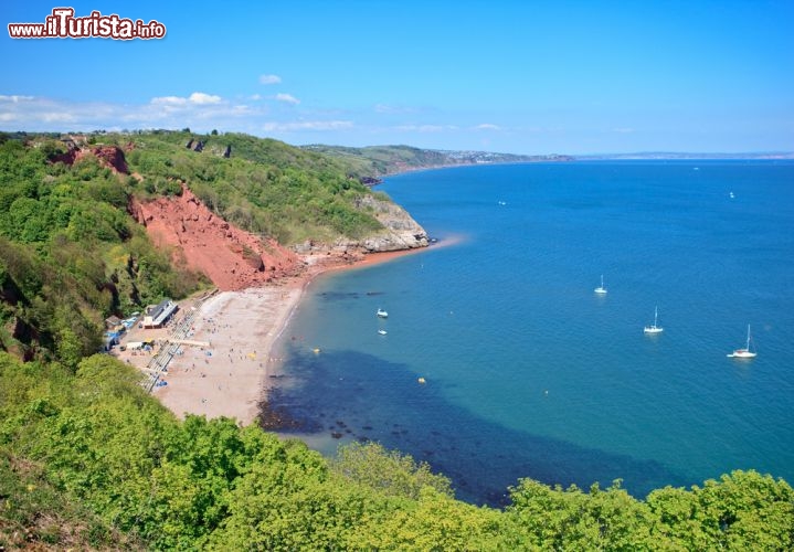 Immagine Babbacombe Beach a Torquay, Inghilterra - I turisti che decidono di trascorrere qualche giorno a Torquay possono scegliere di rilassarsi al sole del litorale inglese fra acque cristalline e spiagge dalla sabbia bianca. Fra le spiagge più frequentate c'è quella di Babbacombe che offre una spettacolare vista panoramica sulla Manica © Lilly Trott / Shutterstock.com