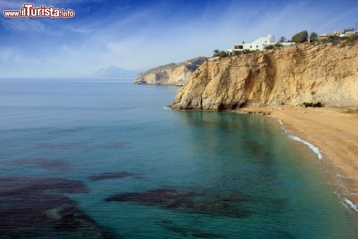 Immagine La spiaggia di Benidorm. vista in direzione sud-ovest, senza la visione dei numerosi condomini e palazzi del centro - © Lledo / Shutterstock.com