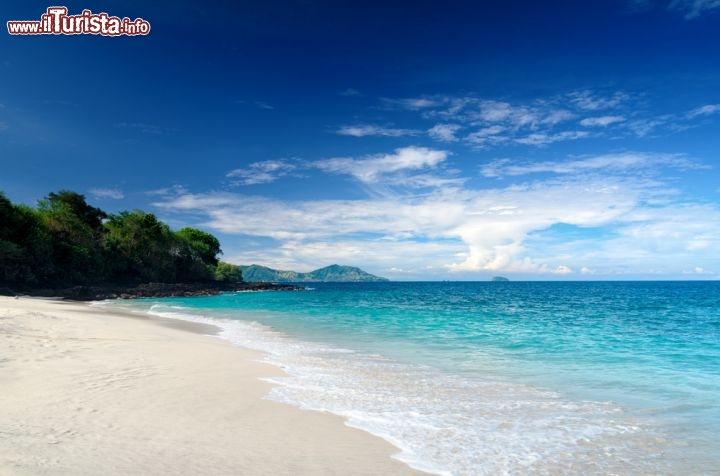 Immagine La spiaggia di Padangbai si trova a Bali in Indonesia. Ubicata sulla costa orientale da qui si prende il traghetto per Lombok ed altre isole dell'arcipelago delle piccola Sonda. E' chiamata dai locali come la Blue Lagoon (Laguna blu) e merita un bagno la sua splendida spiaggia chiamata Secret  Beach - © Efired / Shutterstock.com