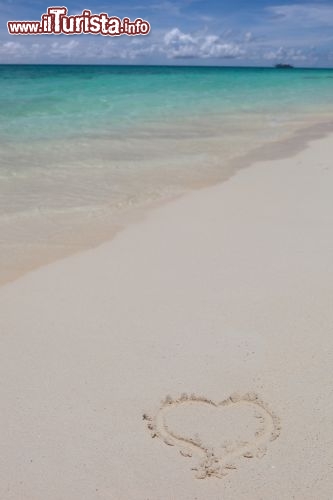 Immagine La spiaggia fine di un isola dell'Atollo di Rasdhoo, Maldive - © tkachuk / Shutterstock.com
