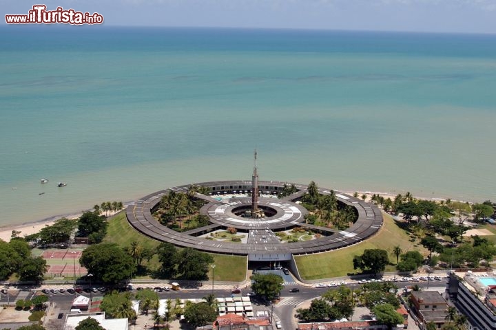 Immagine L'albergo Tropical Tambau, dalla particolare forma circolare, domina la spiaggia e la costa di Joao Pessoa in Brasile - © casadaphoto / Shutterstock.com