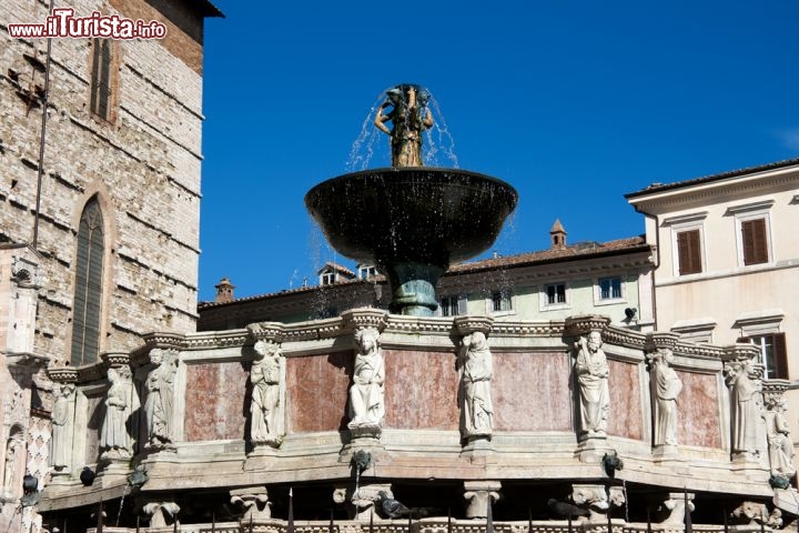 Immagine La splendida Fontana Maggiore si trova nel centro di Perugia, di fianco al Palazzo dei Priori, in piazza IV Novembre - © baldovina / Shutterstock.com