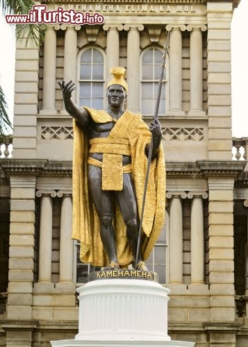 Immagine La statua del Re Kamehameha a Honolulu. La città è il centro economico della isola di Oahu alle  Hawaii (USA)  - © guynamedjames/ Shutterstock.com