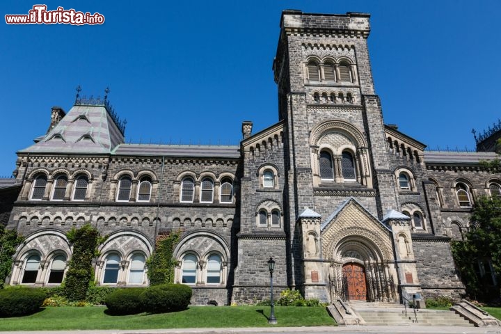 Immagine La storica Universita di Toronto nell'Ontario. E' una delle istituzioni più importanti del  Canada - © Mike Degteariov / Shutterstock.com