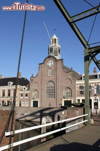 Immagine La storica chiesa di Delfshaven, quella dell'ultima messa dei Padri Pellegrini, prima della loro partenza verso l'America - © Henk Paul / Shutterstock.com