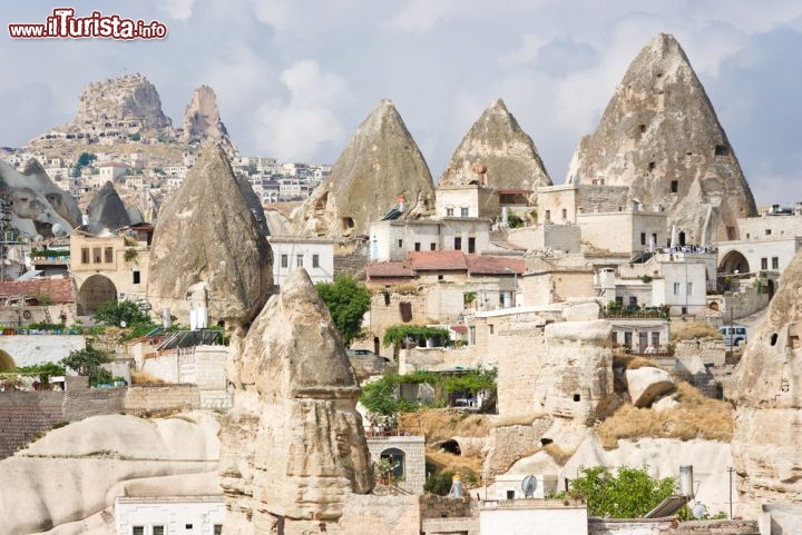 Immagine La città di Goreme in Cappadocia, con le tipiche rocce a punta si trova in Turchia - © Asaf Eliason / Shutterstock.com