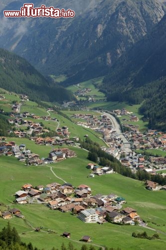 Immagine La valle Otztal e l'area di Solden in estate: Da solden parte una delle strade più alte d'Europa. Si tratta della Ötztaler Gletscherstraße, che sale a 2.830 metri, la strada asfaltata più alta dell'Austria e la seconda in Europa, dopo la Sierra Nevada in Spagna - © Peter Gudella / Shutterstock.com