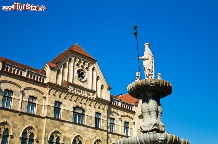 Immagine La vecchia Sparkasse di Steyr in Austria. La città è anche famosa per il Santuario Christkindl e per il suo mercatino di Natale - © Lisa S. / Shutterstock.com