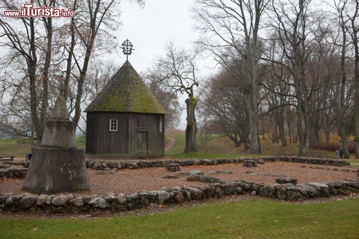 Immagine La vecchia chiesa di Kernave Lituania: sono le vestigia dell'antica chiesa settecentesca del villaggio. Accanto ai resti, è sorta nel 1920 la nuova cattedrale, restaurata a più riprese durante tutto il Novecento - Foto © Birute Vijeikiene / Shutterstock.com
