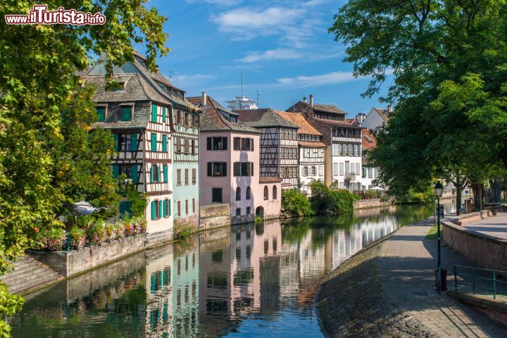 Immagine La vecchia Strasburgo si riflette in un canale dell'Alsazia, in Francia - © Leonid Andronov / Shutterstock.com