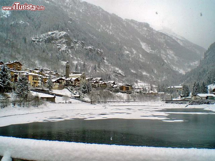 Immagine l lago di Carona fotografato durante una nevicata in inverno - © www.comune.carona.bg.it