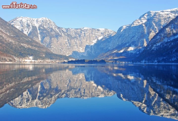 Immagine Il lago di Hallstatt (Halstatter See) si trova nel distretto di Gmuden in Alta Austria - © del.Monaco / Shutterstock.com