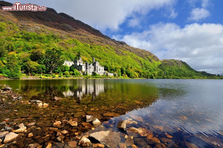 Immagine Il lago Kylemore e l'omonima Abbazia che si trova nella contea di Galway, in Irlanda - © Jan Miko / Shutterstock.com