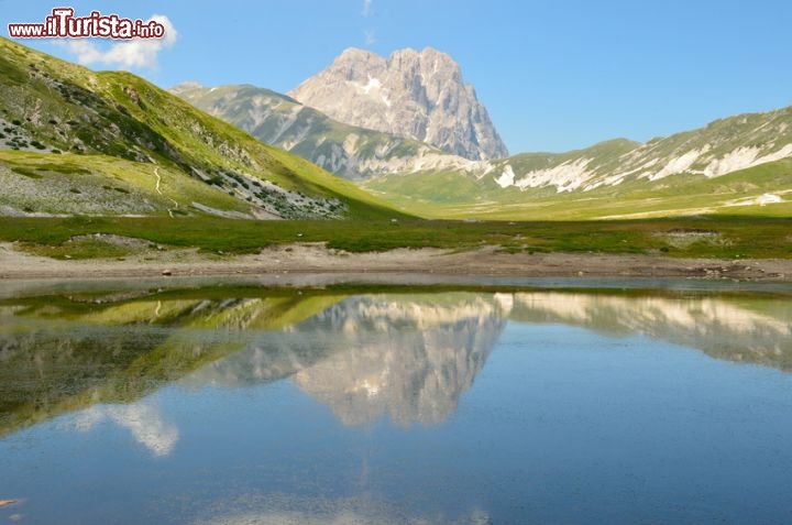 Immagine Il Gran Sasso si specchia sul Lago Pietranzoni, Campo Imperatore - © Buffy1982 - Fotolia.com