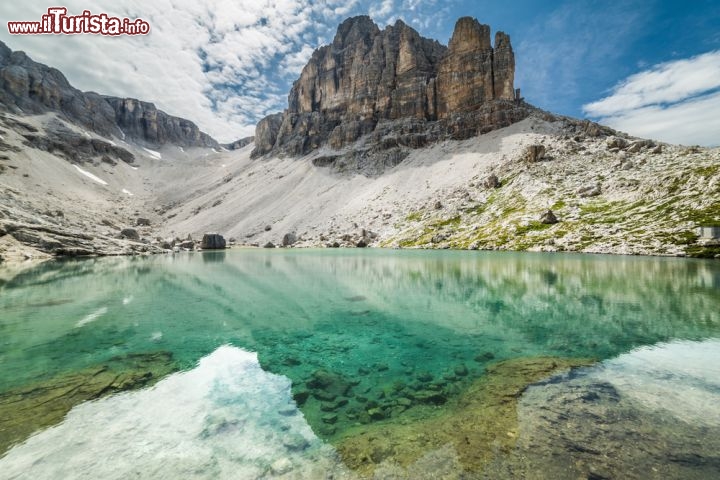 Immagine Lago del Pisciadù, Corvara -  Con le sue splendide acque color turchese, il lago del Pisciadù si trova nelle vicinanze del Rifugio Franco Cavazza situato nella catena del gruppo del Sella delle Dolomiti a 2585 metri di altitudine. A chi piace camminare, proprio nei pressi di rifugio e lago, passa l'Alta via n°2 che da Bressanone arriva sino a Feltre - © S.Micheli / Shutterstock.com