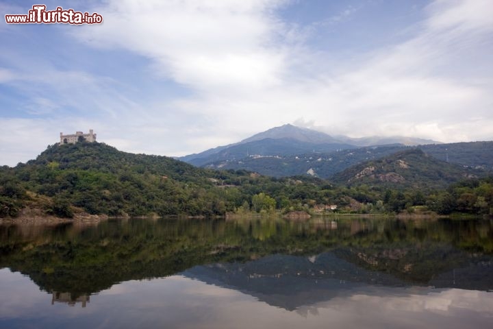 Immagine Lago Pistono e Castello Montalto, alcune dell attrazioni turistiche della città di Ivrea in Piemonte  - © Marcella Miriello / Shutterstock.com