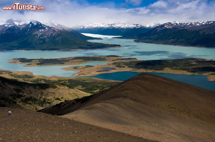 Immagine Il ago Roca e sullo sfonfo il ghiacciaio Perito Moreno nel parco Los Glaciers El Calafate Argentina - © grayleen / Shutterstock.com