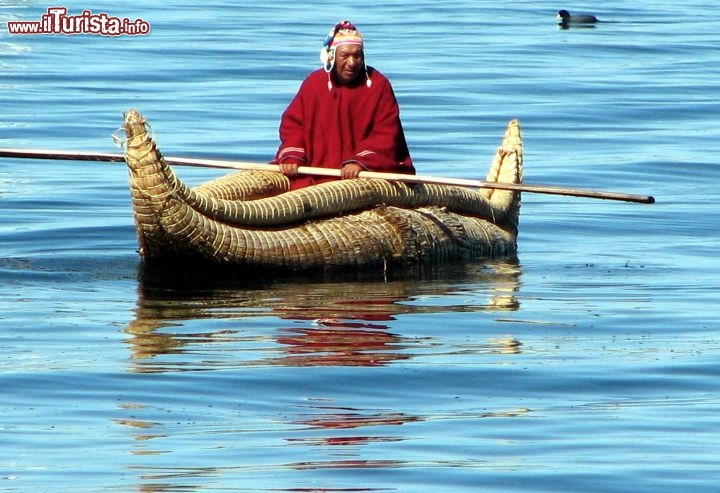 Immagine Lago Titicaca Bolivia barca in giunco -  Foto di Giulio Badini i Viaggi di Maurizio Levi 