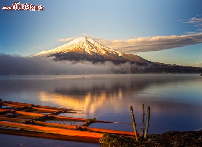 Immagine Lago Yamanaka-Ko, Giappone. Si trova nella Prefettura di Yamanashi ed è famoso per le sue magniche viste sul Monte Fuji, la montagna sacra giapponese - © Luciano Mortula / Shutterstock.com