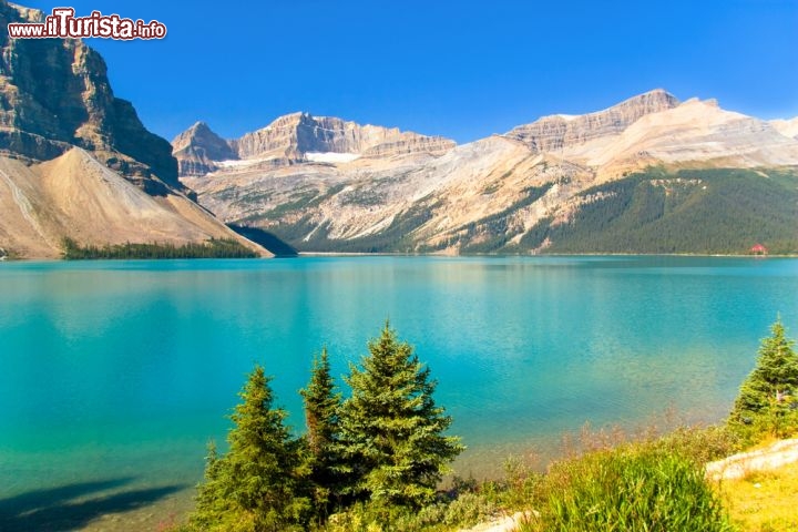 Immagine Uno dei laghi alpini che costellano il Jasper National Park della provincia di Alberta, in Canada - © Constantine Androsoff / Shutterstock.com