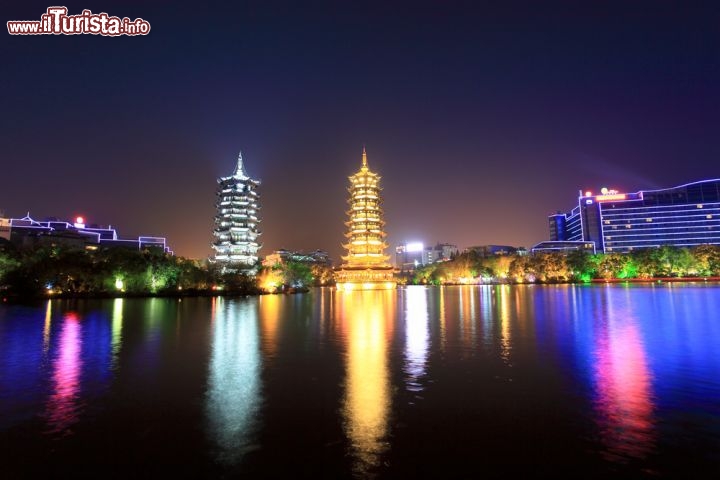 Immagine Lago di Guilin e pagode gemelle fotografate di notte (sud della Cina) - © chungking / Shutterstock.com