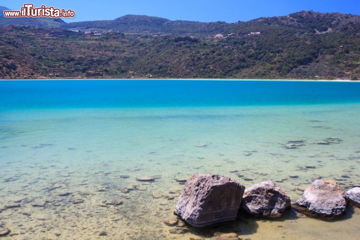 Immagine Un particolare dello Specchio di Venere, il lago che si apre sulla costa nord-orientale di Pantelleria: notevoli le sue acque turchesi di origine termale. E' balneabile e incanta letteralmente i turisti per la sua bellezza - © bepsy / shutterstock.com
