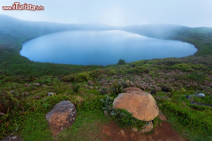 Immagine Lagun El Junco, il più grande lago d'acqua dolce di tutto l'arcipelago delle Galapagos, si trova nell'isola di San Cristobal, dedicata a San Cristoforo, patrono dei marinai, nella versione spagnola e al conte Chathman in quella inglese. Ha una superficie di 60 mila metri quadrati ed un volume di 360 mila metri cubi pari a 9 milioni di litri di acqua. Alimentata solo da acqua piovana, in caso di siccità si riduce sino a 1 metro di profondità contro i 6 che la caratterizzano normalmente - © sunsinger / Shutterstock.com