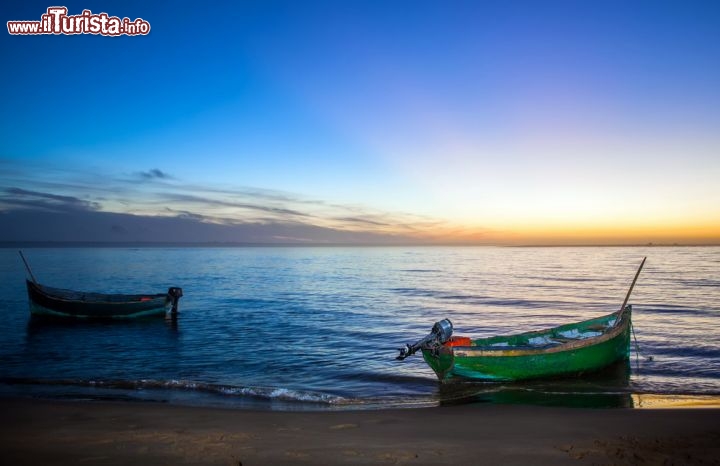 Immagine A pochi chilometri ad ovest di Tan-Tan, prima di arrivare a Tarfaya, si trova il Parco Nazionale Khnfiss, dove potete ammirare la laguna Naila, a ridosso dell'oceano atlantico. Qui avete occasione di fare birdwatching, ammirando colonie di fenicotteri - © Ramon grosso dolarea / Shutterstock.com