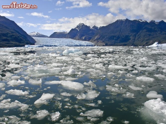 Immagine La magica Laguna San Rafael, si trova nella regione di Aisen in Cile. E' uno dei classici obiettivi delle escursioni in partenza da Puerto Chacabuco, che conducono ogni anno migliaia di turisti a vedere il ghiacciaio marino più vicino all'equatore del mondo. Le navi si avvicinano a circa un paio di km dal fronte, e poi i turisti si spingono in mezzo agli iceberg, a 500 metri dal fronte del ghiacciaio, ammirando i crolli dei costoni ghiacciati. Si organizzano anche dei voli panoramici con piccoi aerei a 4-6 posti - © ribeiroantonio / Shutterstock.com