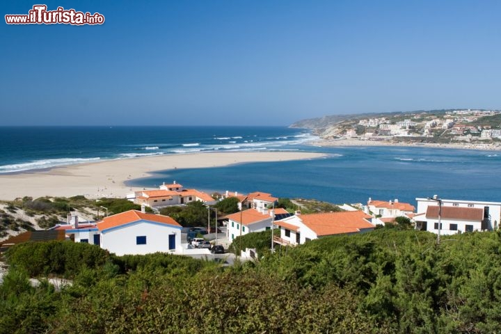 Immagine Laguna di Obidos, Portogallo - Natura ancora incontaminata per Obidos che vanta una bella laguna di circa 12 chilometri. Le spiagge, poco frequentate anche nei mesi estivi, sono fra le più suggestive di questo territorio del Portogallo © Crobard / Shutterstock.com