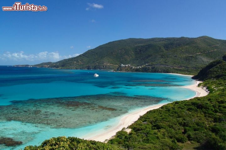 Immagine Una laguna turchese a Virgin Gorda, certamente una delle isole più belle dei Caraibi, nel gruppo delle BVI (British Virgin Islands) - © Thomas Barrat / Shutterstock.com