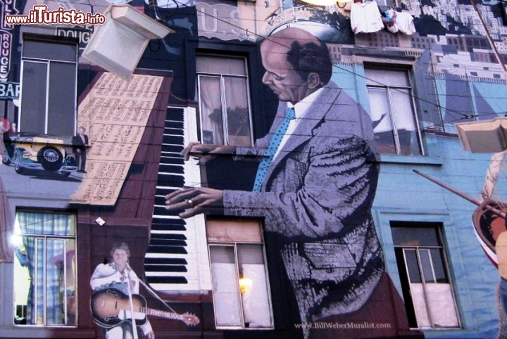 Immagine Language of the birds, la particolare installazione si trova vicino a Chinatown a San Francisco.