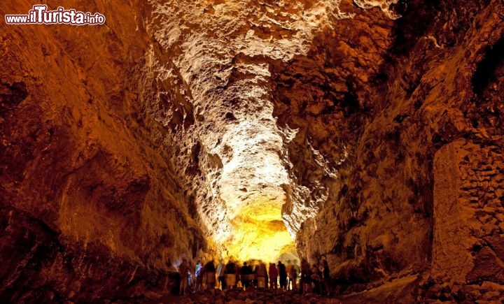 Immagine La Cueva de Los Verdes a Lanzarote, Isole Canarie. Si trova nella porzione nord-orientale di Lanzarote, e si tratta di un dei tunnel di lava più grandi del mondo. In virtù delle sue grandi dimensioni viene utilizzata anche come luogo da concerti, grazie all'ottima acustica  - © Skowron / Shutterstock.com