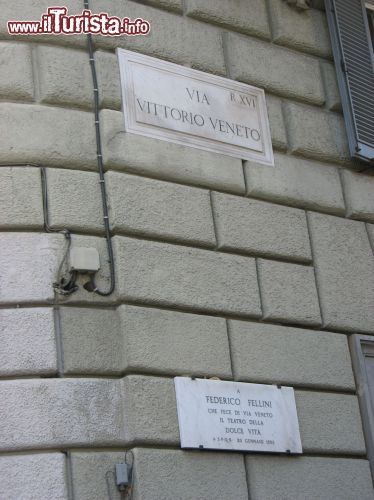 Immagine A Roma, lungo Via Veneto, c'è una targa dedicata a Federico Fellini, il regista che ne consacrò la fama nel 1960. Vi è scritto: "A Federico Fellini, che fece di Via Veneto il teatro della Dolce Vita". Negli anni Cinquanta e Sessanta la strada era il fulcro della vita mondana nella capitale, grazie ai numerosi caffè e alberghi frequentati da personaggi più o meno in vista.