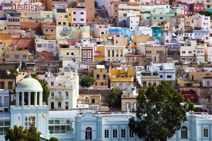 Immagine Las Palmas de Gran Canaria è la città più importante dell'isola e si trova nella parte nord-est di Gran Canaria. Conta quasi 400.000 abitanti e venne fondata nella seconda metà del XV° secolo. E' stata scelta come la città dal migliore clima del mondo - © Tilo G / Shutterstock.com