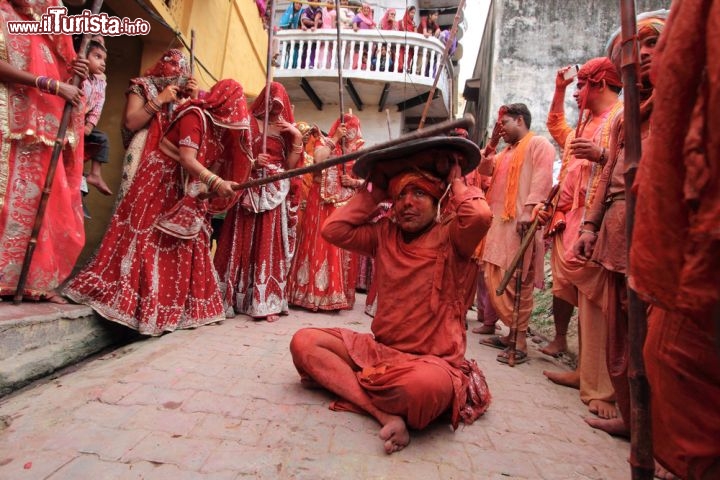 Immagine Lathmar Holi, una variante del Festival dei Colori in Uttar Pradesh, India. Le donne possono "bastonare" gli uomini che si difendono con degli scudi di cuoio - © AJP / Shutterstock.com