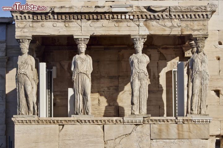 Immagine Le cinque Cariatidi si trovano in una loggia del celebre tempio Eretteo (Erechtheion) sull'Acropoli di Atene, in Grecia. In realtà si tratta di copie degli originali, che nel 1979 sono stati trasferiti nel museo dell'Acropoli per evitare  ulteriori danno dovuti al pesante inquinamento stradale di Atene. In origine le cariatidi erano sei, ma una fu prelevata nel 1801 da  Lord Elgin uno scozzese che ben pensò di decorare la sa casa con una statua. Ora questa cariatide si trova al British Museum di Londra - © Dimitrios / Shutterstock.com