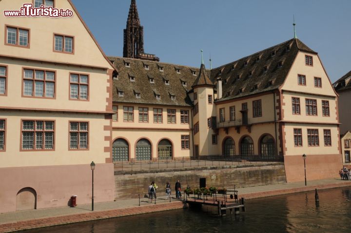 Immagine Le Musée Historique di Strasburgo, Francia - Consacrato alla storia della città, questo suggestivo spazio museale si trova al civico numero 2 di rue Vieux-Marché-aux-Poissons fra le piazze della Cattedrale e Corbeau. Istituito nel 1920, il museo occupa l'edificio dell'antica Grande Boucherie di Strasburgo classificato monumento storico. Nel giugno 2007, dopo vent'anni di chiusura per lavori, il Musée Historique ha riaperto i battenti di una sezione dell'area rendendola poi interamente visitabile al pubblico a fine 2013. Si possono ammirare oggetti militari, dipinti, disegni e sculture che rappresentano la storia politica, economica e sociale di Strasburgo © Pack-Shot / Shutterstock.com