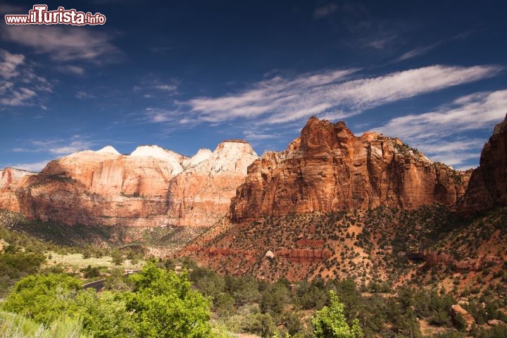 Immagine Allo Zion National Park, situato negli Stati Uniti sud-occidentali, nello stato dello Utah, le rocce colorate e stratificate testimoniano una storia geologica cominciata 260 milioni di anni fa, all'epoca remota del supercontinente Pangea. Fu Isaac Behunin, uno dei primi coloni del canyon nella seconda metà dell'Ottocento, a battezzare l'area "Zion": egli credeva di aver trovato l'antica Terra di Sion descritta nella Bibbia - © Capture Light / Shutterstock.com