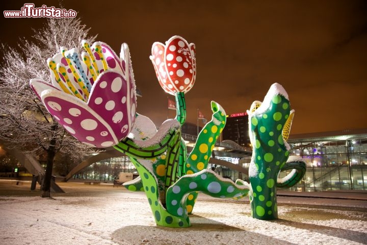 Immagine Le Tulipe a Lille con la neve, i tulipani (opera di un artista giapponese) si trovano davanti alla stazione del TGV, qui fotografati in inverno - OT Lille / © Laurent Ghesquière