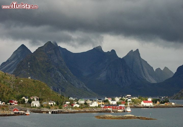 Immagine Le aguzze montagne della fotografia, si trovano vicino a Moskenes, uno die più noti porti delle Lofoten, collegato con Bodo, sulla terraferma della Norvegia