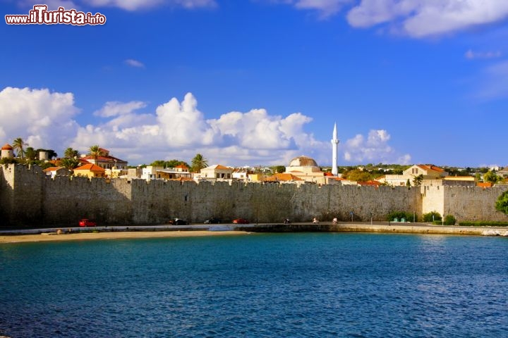 Immagine Le antiche mura di Rodi che racchiudono il borgo storico, Grecia - Si affaccia imponente sull'acqua del mare la fortificazione muraria di Rodi il cui nome deriva dal greco antico con il significato di "rosa" © Birute Vijeikien / Shutterstock.com