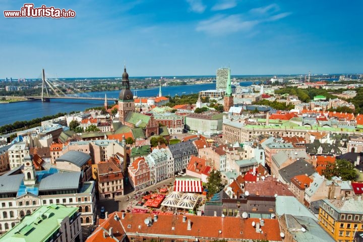 Immagine Le case di Riga la bella capitale della Lettonia. Il suo centro storico è stato inserito nei patrimoni dell'Umanità dell'UNESCO e nel 2014 festeggia il titolo di Capitale Europea della Cultura, assieme alla città svedese di Umea  - © Alexander Tolstykh / Shutterstock.com