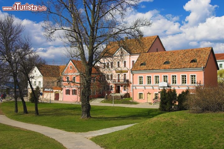 Immagine Minsk, Bielorussia: il quartiere della Trinità (Trojeckaje Pradmiescie) è il più antico della capitale, situato a sud della città moderna, lungo le rive del fiume Svislach. Il Convento della Trinità, di cui rimane ben poco, dà il nome al quartiere. Oggi vi si trovano soprattutto residenze dell'Ottocento, in gran parte restaurate dopo la seconda guerra mondiale, e alcuni edifici moderni come il Teatro Nazionale dell'Opera e del Balletto di Minsk - © Mikhail Markovskiy / Shutterstock.com